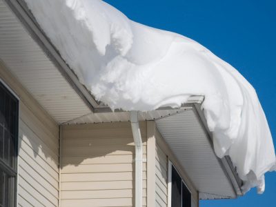 bordure de toit avec une accumulation de neige