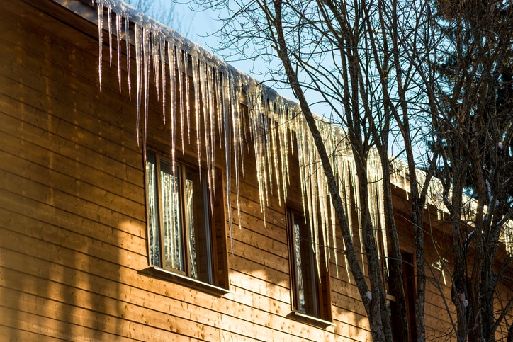 Barrières de glace sur un toit